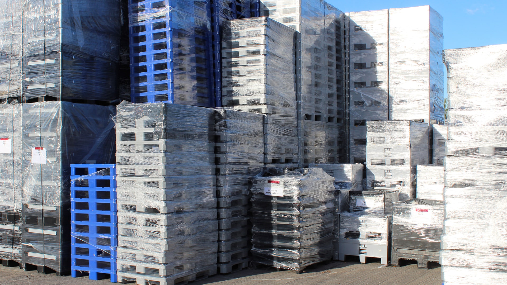 What are the benefits of extended plastic pallets?